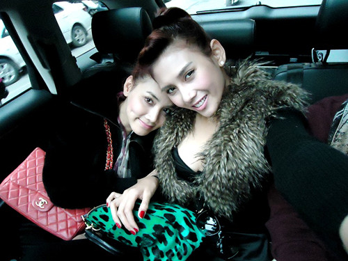 Trang Nhung chia sẻ: "Tình bạn của chúng tôi bắt đầu từ … sàn diễn. Đó là sự tương quan của những con người muốn cùng nhau xây dựng lên một môi trường làm việc trách nhiệm và thân thiện. Qua một thời gian dài gắn bó, cho đến hôm nay Nhung và Yến vẫn vui vẻ như thuở mới hàn vi. Bởi đơn giản, chúng tôi có nhiều điểm trùng hợp, cả trong công việc và ngoài cuộc sống. Và quan trọng hơn cả, là chúng tôi sẵn sàng giúp đỡ nhau trong bất kỳ hoàn cảnh nào".