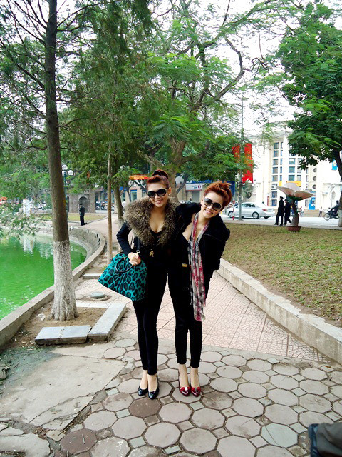 Đều là hai gương mặt cá tính trên sàn catwalk, ngoài đời, Trang Nhung và Hoàng Yến rất thân thiết với nhau. Vừa tham gia một show diễn thời trang ở thủ đô, hai chân dài tranh thủ lượn phố và hưởng không khí lạnh giá của mùa đông Hà Nội vào tháng 12/2010.