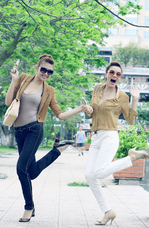 Trong dịp ra thủ đô biểu diễn thời trang vào tháng 5/2011, đôi bạn thân Hoàng Yến, Trang Nhung đã tranh thủ dạo phố và ăn kem ở Hồ Tây. Cùng diện áo màu nude, tóc búi cao, gương mặt trang điểm nhẹ, hai chân dài thi nhau tạo dáng nhí nhảnh trước ống kính.