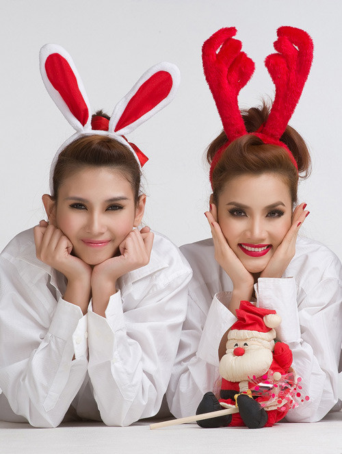 Hoàng Yến và Trang Nhung diện tai thỏ, tinh nghịch chụp ảnh đón Giáng sinh 2010.