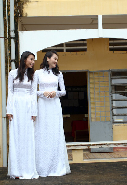 Từ ngày 12 - 14/9/2011, Phan Như Thảo cùng người bạn thân của mình là giải vàng siêu mẫu 2010 Phạm Ngọc Thạch đã có chuyến hành trình đầy ý nghĩa về Hậu Giang để trao quà và học bổng cho các học sinh nghèo hiếu học cùng với những nạn nhân chất độc da cam.