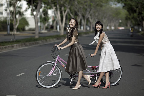 Vào nghề từ năm 2006, Phan Như Thảo nhanh chóng gây dựng được tên tuổi của mình qua hàng loạt giải thưởng và danh hiệu như Top 10 Hoa hậu Thế giới người Việt 2007, Top 5 Siêu Mẫu Việt Nam 2008, Người mẫu Triển Vọng tại Giải thưởng Người Mẫu 2008... Dù kém Như Thảo 3 tuổi, thế nhưng Ngọc Thạch cũng có thời gian sải bước trên sàn catwalk không hề ít hơn. Năm 2010 vừa qua đánh dấu một cột mốc đáng nhớ của người đẹp 9x khi cô đoạt danh hiệu Giải Vàng Siêu mẫu.