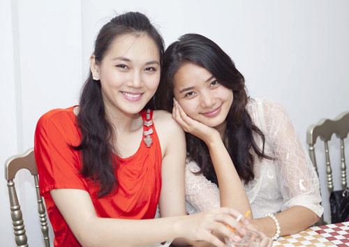 Đôi bạn thân Phan Như Thảo và Ngọc Thạch khoe vẻ dịu dàng đằm thắm trong bữa tiệc đầu tháng 2/2012 quy tụ nhiều người mẫu hàng đầu của công ty Venus.