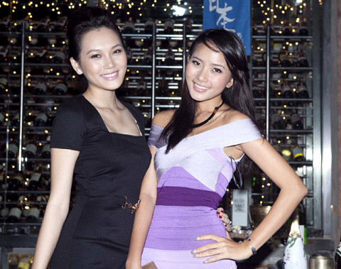 Tối 27/8, Ngọc Thạch và Phan Như Thảo cùng đọ dáng tại một buổi tiệc tại TPHCM.