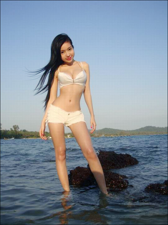 Elly diện bộ bikini màu trắng sữa rất gợi cảm cùng chiếc quần sooc cùng màu được thiết kế lạ mắt. Mái tóc dài buông xõa trong gió cùng khuôn mặt trẻ trung, tươi tắn. (theo dulich) Elly diện bộ bikini màu trắng sữa rất gợi cảm cùng chiếc quần sooc cùng màu được thiết kế lạ mắt. Mái tóc dài buông xõa trong gió cùng khuôn mặt trẻ trung, tươi tắn. (theo dulich)