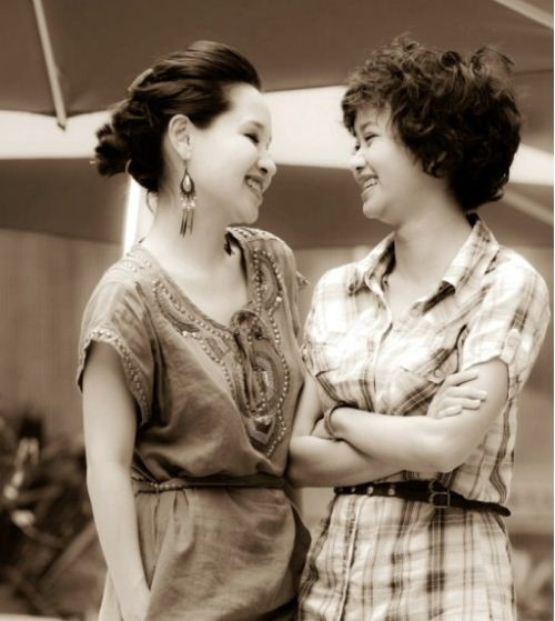 Mai Khôi và Lê Cát Trọng Lý là hai nữ nghệ sỹ có những dấu ấn rất riêng trong làng nhạc với khả năng vừa hát, vừa chơi đàn và sáng tác. Họ đã thành công trong việc xây dựng cho mình hình tượng riêng khi thường xuyên xuất hiện trên sân khấu với cây guitar và hát rất mộc mạc.