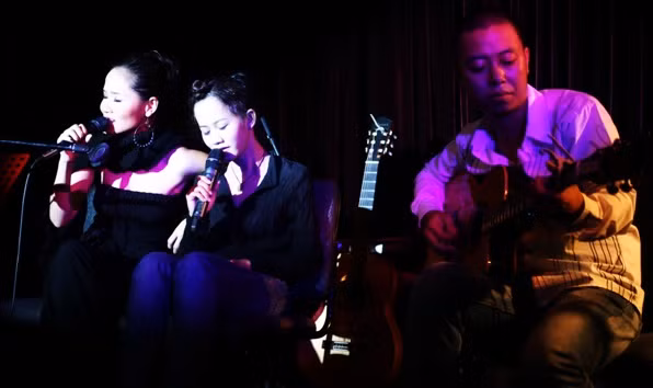 Mai Khôi chia sẻ với báo chí vào tháng 3/2012: "Lý gọi Mai Khôi là chị, cả hai luôn kè kè bên nhau và đi hát chung nhiều lần"