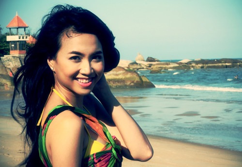 Sau những phút diễn xuất trầm tư, u buồn trước ống kính, Ngọc Diệp lại nở nụ cười rạng rỡ chụp ảnh kỷ niệm. (ảnh ngoisao)