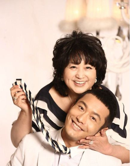 Hùynh Hiểu Minh và mẹ