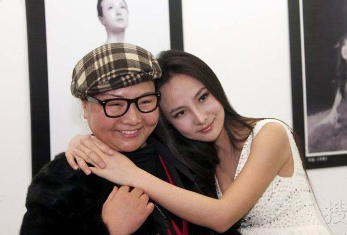 Nhưng trong Ngày của mẹ năm nay, thật... may mắn cho showbiz Hoa ngữ là họ không phải chứng kiến thêm một "cú sốc" nào nữa. Can Lộ Lộ kín đáo và dịu dàng quàng tay ôm cổ mẹ mình - một hình ảnh ít thấy và dễ cảm mến hơn.