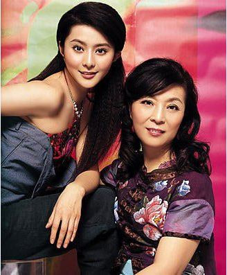 Phạm Băng Băng và mẹ trên một tạp chí