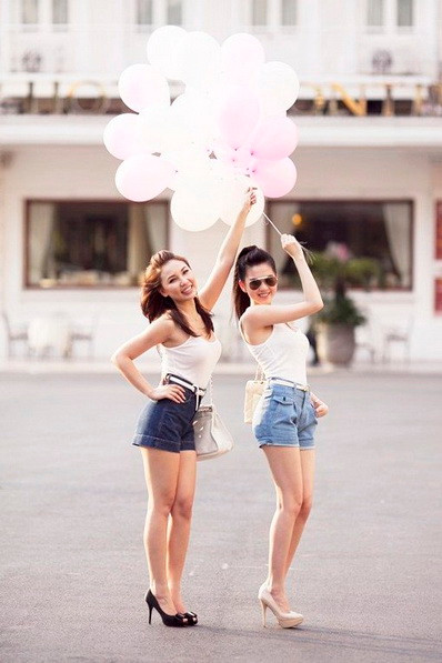 Ngọc Trinh chia sẻ: "Người ngoài nhìn vào sẽ thấy Trinh và Thư mỗi người một tính cách, hoàn toàn trái ngược. Nếu như Trinh có vẻ năng động, trẻ trung hơn còn Thư thì có sự gì đó trầm lắng và đằm thắm hơn. Tuy nhiên, cả 2 chúng tôi luôn biết cách chia sẻ và giúp đỡ nhau trong cuộc sống, công việc".