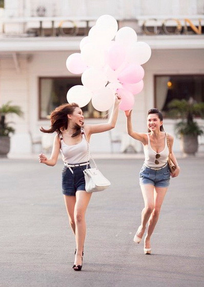 Đôi bạn thân thiết trong làng người mẫu Việt đã có những khoảnh khắc tạo dáng vui vẻ bên nhau phố với trang phục khỏe khoắn, năng động.