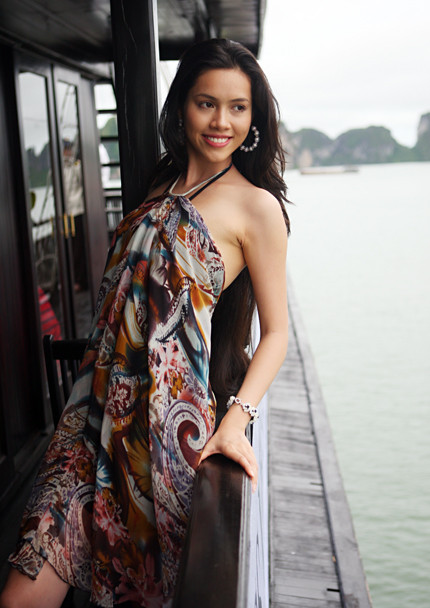 Hoàng My xinh xắn chụp ảnh kỷ niệm trên du thuyền khi thăm biển Hạ Long vào tháng 8/2010. >>Nhà của Á hậu Hoàng My bỏ hoang, ngập lá vàng, treo biển 'cho thuê' Hoàng My xinh xắn chụp ảnh kỷ niệm trên du thuyền khi thăm biển Hạ Long vào tháng 8/2010. >>Nhà của Á hậu Hoàng My bỏ hoang, ngập lá vàng, treo biển 'cho thuê'