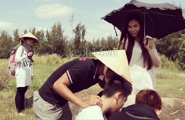 Nội dung của MV là một câu chuyện tình buồn, Thu Thủy một mình trở về những nơi cũ và sống lại những kỉ niệm đã qua. Hình ảnh nữ tính nhưng vẫn gợi cảm của chị ấy khiến những góc quay cận trong MV trở nên vô cùng lung linh. (Theo kenh14) Nội dung của MV là một câu chuyện tình buồn, Thu Thủy một mình trở về những nơi cũ và sống lại những kỉ niệm đã qua. Hình ảnh nữ tính nhưng vẫn gợi cảm của chị ấy khiến những góc quay cận trong MV trở nên vô cùng lung linh. (Theo kenh14)