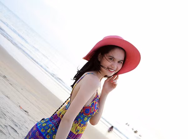 Diện chiếc váy maxi hoa dài, Ngọc Trinh thướt tha và vô cùng xinh đẹp. Kết hợp với mũ rộng vành màu hồng rực rỡ, điểm thêm màu son và màu móng tay cùng màu, Ngọc Trinh vô cùng hoàn hảo khi dạo chơi trên bãi biển.