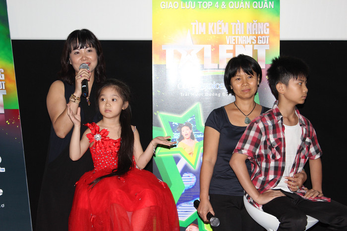 Được tận mắt chứng kiến chiến thắng của hai em nhỏ, mẹ của hai quán quân nhí nói: Tham gia Vietnam’s Got talent và trở thành người chiến thắng nằm ngoài sức tưởng tượng của hai gia đình nhưng thời gian tham gia nghệ còn dài nên sau cuộc thi này hai cháu vẫn về nhà đi học bình thường và vẫn học đi học năng khiếu cùng nhau. Được tận mắt chứng kiến chiến thắng của hai em nhỏ, mẹ của hai quán quân nhí nói: Tham gia Vietnam’s Got talent và trở thành người chiến thắng nằm ngoài sức tưởng tượng của hai gia đình nhưng thời gian tham gia nghệ còn dài nên sau cuộc thi này hai cháu vẫn về nhà đi học bình thường và vẫn học đi học năng khiếu cùng nhau.