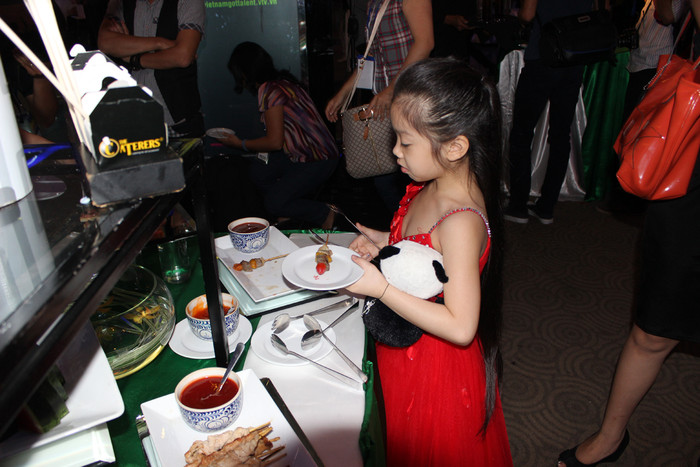 Không quan tâm đến xung quanh, Bảo Ngọc vẫn 'chăm chú' thưởng thức các món ăn Không quan tâm đến xung quanh, Bảo Ngọc vẫn 'chăm chú' thưởng thức các món ăn