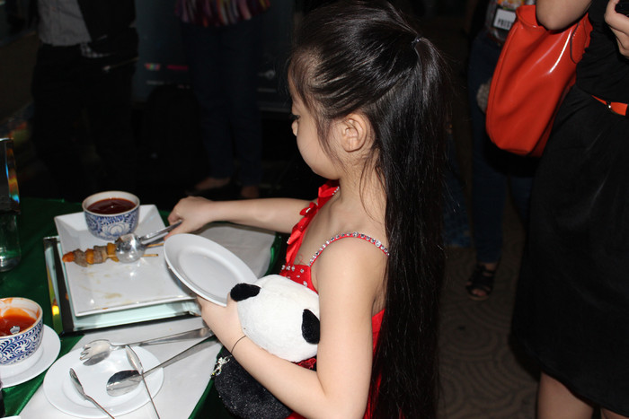 Cô bé đáng yêu hồn nhiên lựa chọn những món mình thích Cô bé đáng yêu hồn nhiên lựa chọn những món mình thích