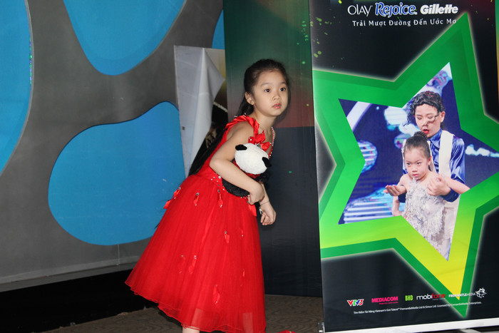 Diện chiếc đầm đỏ rực, xinh xắn như cô công chúa nhỏ, cô bé 7 tuổi đẹp hồn nhiên, trong sáng đúng với lứa tuổi trẻ con của mình. Diện chiếc đầm đỏ rực, xinh xắn như cô công chúa nhỏ, cô bé 7 tuổi đẹp hồn nhiên, trong sáng đúng với lứa tuổi trẻ con của mình.