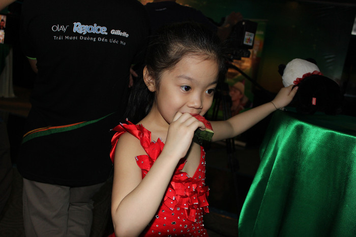 Cô bé cho biết: “ Nếu con và anh Quân không vô địch thì con cũng không buồn bởi vì bọn con còn rất nhỏ, nhưng vô địch rồi nên bố mẹ, thầy cô đều rất tự hào về hai anh em chúng con và giờ con rất sung sướng. Cô bé cho biết: “ Nếu con và anh Quân không vô địch thì con cũng không buồn bởi vì bọn con còn rất nhỏ, nhưng vô địch rồi nên bố mẹ, thầy cô đều rất tự hào về hai anh em chúng con và giờ con rất sung sướng.