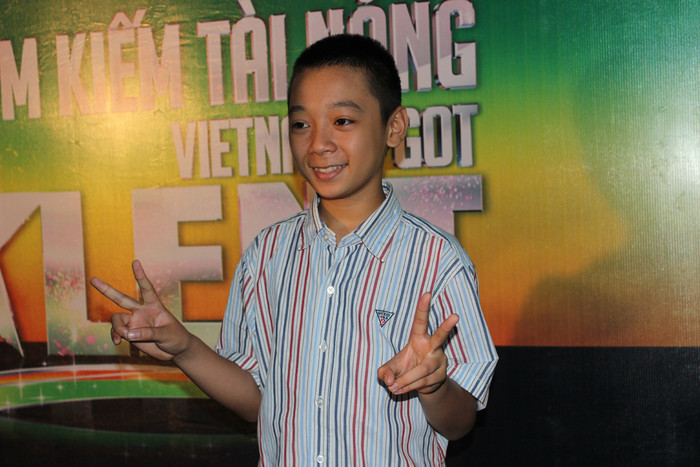 Cậu bé hiện tượng Youtube Vũ Song Vũ dù dừng ở vị trí top4 nhưng Vũ cảm thấy rất thoải mái. Với giọng hát ngọt ngào, da diết Bản thân Vũ đã chạm đến trái tim của bao người yêu âm nhạc. Trước khi rời khỏi miền nam về Hải Phòng sau một tháng luyện tập Vũ tranh thủ tạo dáng trước buổi giao lưu để ra kịp chuyến bay. Cậu bé hiện tượng Youtube Vũ Song Vũ dù dừng ở vị trí top4 nhưng Vũ cảm thấy rất thoải mái. Với giọng hát ngọt ngào, da diết Bản thân Vũ đã chạm đến trái tim của bao người yêu âm nhạc. Trước khi rời khỏi miền nam về Hải Phòng sau một tháng luyện tập Vũ tranh thủ tạo dáng trước buổi giao lưu để ra kịp chuyến bay.