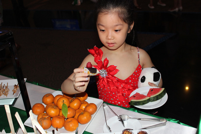 Thiên thần nhí khám phá các món ăn trên bàn tiệc Thiên thần nhí khám phá các món ăn trên bàn tiệc
