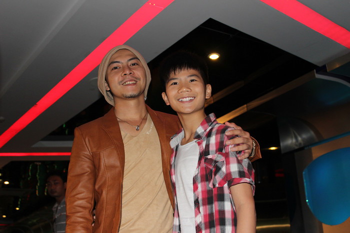 Võ Trọng Phúc chụp ảnh kỷ niệm cùng cậu bé tài năng - Đăng Quân Võ Trọng Phúc chụp ảnh kỷ niệm cùng cậu bé tài năng - Đăng Quân