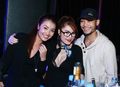 Trong đêm tiệc Codl as Fire diễn ra tại Marquee Club vừa qua, hot girl Hồng Quế cùng siêu mẫu Doãn Tuấn và người mẫu, ca sỹ Quế Vân đã đến đây để được chiêm ngưỡng những màn belly dance quyến rũ, nóng bỏng của các vũ công Belly dance số một Hà Thành. Trong đêm tiệc Codl as Fire diễn ra tại Marquee Club vừa qua, hot girl Hồng Quế cùng siêu mẫu Doãn Tuấn và người mẫu, ca sỹ Quế Vân đã đến đây để được chiêm ngưỡng những màn belly dance quyến rũ, nóng bỏng của các vũ công Belly dance số một Hà Thành.