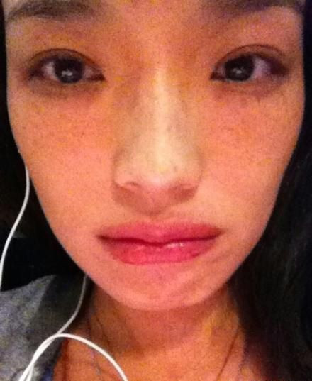 Vẻ đẹp quyến rũ, gợi cảm của Thư Kỳ đã biến mất khi cô nàng tự sướng