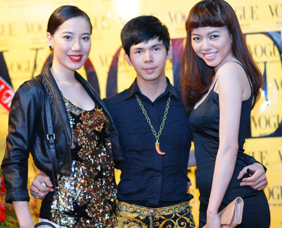 'Nữ hoàng sắc đẹp quốc tế 2009' và 'Top 15 Hoa hậu Siêu quốc gia' hẹn nhau đến dự tiệc khai trương showroom trang điểm của một người bạn thân vào 8/1/2011.