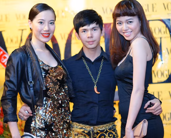 'Nữ hoàng sắc đẹp quốc tế 2009' và 'Top 15 Hoa hậu Siêu quốc gia' hẹn nhau đến dự tiệc khai trương showroom trang điểm của một người bạn thân vào 8/1/2011.