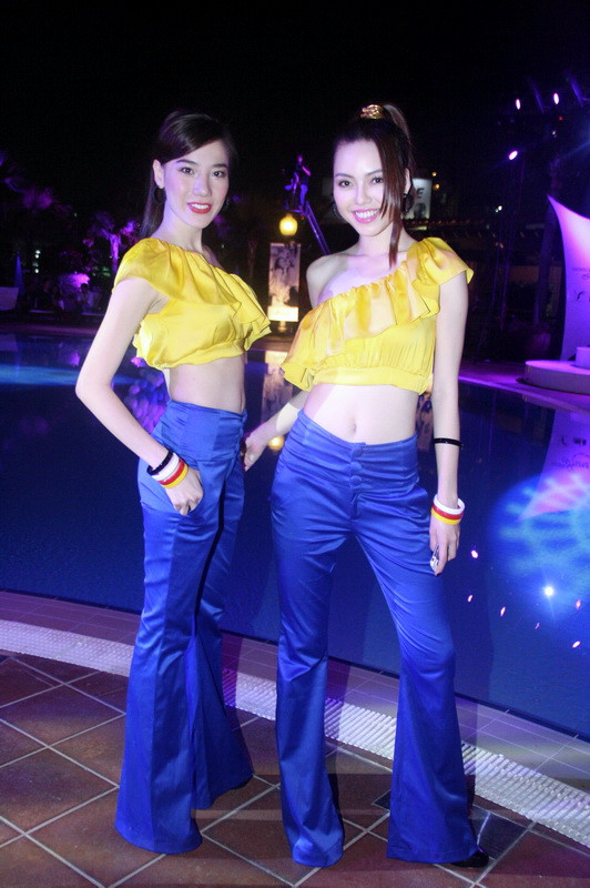 Quần áo, giày dép, vòng đeo tay và giày cũng giống nhau, nhiều người sẽ nghĩ họ là chị em.