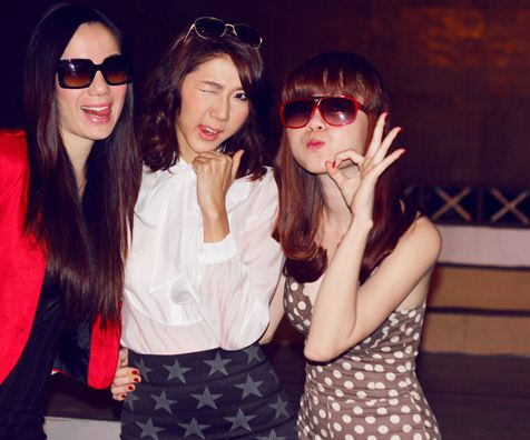 Chung Thục Quyên và Vũ Hoàng Điệp tạo dáng xì tin bên người đẹp Ngọc Quyên tại buổi tập luyện cho chương trình Duyên dáng Việt Nam vào 27/2/2011.