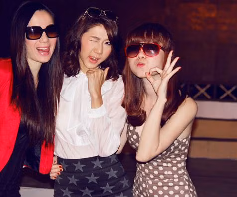 Chung Thục Quyên và Vũ Hoàng Điệp tạo dáng xì tin bên người đẹp Ngọc Quyên tại buổi tập luyện cho chương trình Duyên dáng Việt Nam vào 27/2/2011.