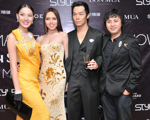 Vũ Hoàng Điệp và Chung Thục Quyên thi nhau tạo dáng trước ống kính phóng viên.