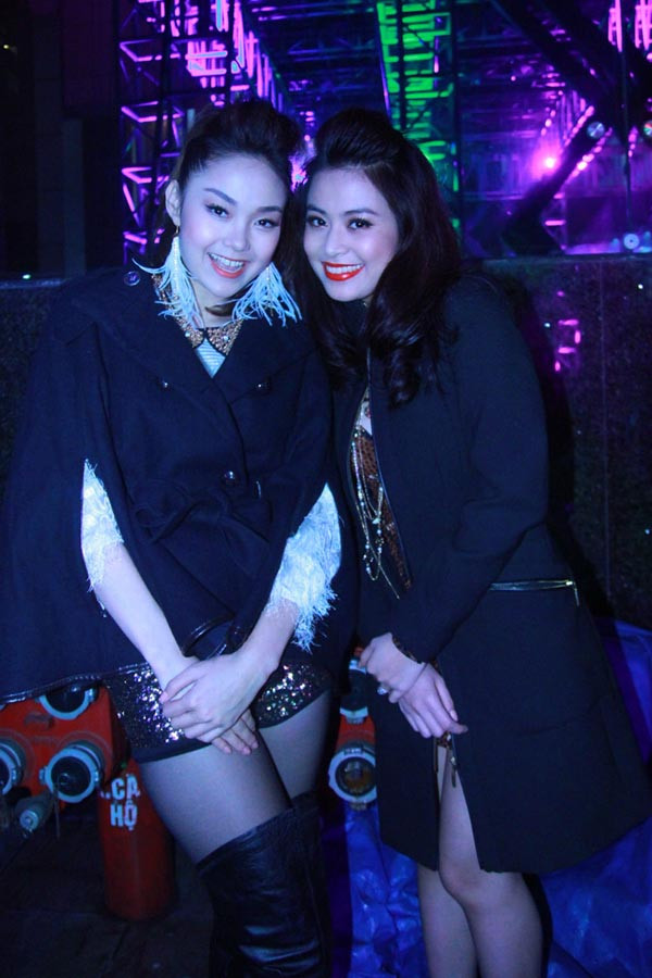 Cả hai thân thiết trong hậu trường một sự kiện vừa diễn ra cuối tuần qua tại Hà Nội vào 19/3/2012. Cả hai thân thiết trong hậu trường một sự kiện vừa diễn ra cuối tuần qua tại Hà Nội vào 19/3/2012.