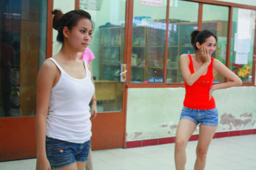 Đôi bạn thân tỏ ra rất ăn ý trong khi làm việc cũng như lúc nghỉ ngơi. (ảnh zing) Đôi bạn thân tỏ ra rất ăn ý trong khi làm việc cũng như lúc nghỉ ngơi. (ảnh zing)