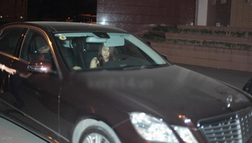 Do chương trình Bước nhảy hoàn vũ thường kết thúc muộn, nên các nghệ sĩ ra về cũng khá vất vả, người bắt taxi người đi cùng bạn bè. Và bất ngờ, tối 29/4/2012, Hoàng Thùy Linh không ngại đêm khuya đã tự lái chiếc Mercedes của mình đến đón cô bạn thân Minh Hằng đi về. Được biết, do bận một số công việc riêng cũng như phải đi diễn xa nên Hoàng Thùy Linh vẫn chưa có dịp tới Bước nhảy hoàn vũ xem và cổ vũ cho Minh Hằng được. Do chương trình Bước nhảy hoàn vũ thường kết thúc muộn, nên các nghệ sĩ ra về cũng khá vất vả, người bắt taxi người đi cùng bạn bè. Và bất ngờ, tối 29/4/2012, Hoàng Thùy Linh không ngại đêm khuya đã tự lái chiếc Mercedes của mình đến đón cô bạn thân Minh Hằng đi về. Được biết, do bận một số công việc riêng cũng như phải đi diễn xa nên Hoàng Thùy Linh vẫn chưa có dịp tới Bước nhảy hoàn vũ xem và cổ vũ cho Minh Hằng được.