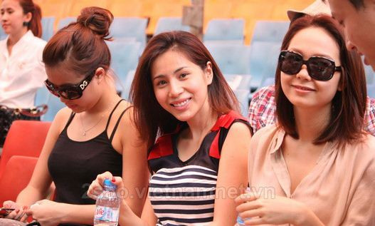 Mặc cho cái nắng nóng ở Sài Gòn vào buổi trưa, ca sĩ Minh Hằng, Hoàng Thùy Linh cùng Thủy Tiên đã hăng say luyện tập để mang đến những tiết mục hay nhất, ấn tượng nhất. Mặc cho cái nắng nóng ở Sài Gòn vào buổi trưa, ca sĩ Minh Hằng, Hoàng Thùy Linh cùng Thủy Tiên đã hăng say luyện tập để mang đến những tiết mục hay nhất, ấn tượng nhất.