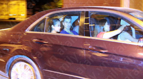 Cùng hoạt động trong showbiz, lại những ca sĩ trẻ có tầm tuổi ngang nhau nên Hoàng Thùy Linh và Minh Hằng đều là những người bạn chơi khá thân thiết với nhau. Minh Hằng thường xuyên ra Hà Nội để tham gia Bước nhảy hoàn vũ nên cô cũng luôn tranh thủ thời gian đi chơi, gặp gỡ bạn bè ngoài này. Cùng hoạt động trong showbiz, lại những ca sĩ trẻ có tầm tuổi ngang nhau nên Hoàng Thùy Linh và Minh Hằng đều là những người bạn chơi khá thân thiết với nhau. Minh Hằng thường xuyên ra Hà Nội để tham gia Bước nhảy hoàn vũ nên cô cũng luôn tranh thủ thời gian đi chơi, gặp gỡ bạn bè ngoài này.