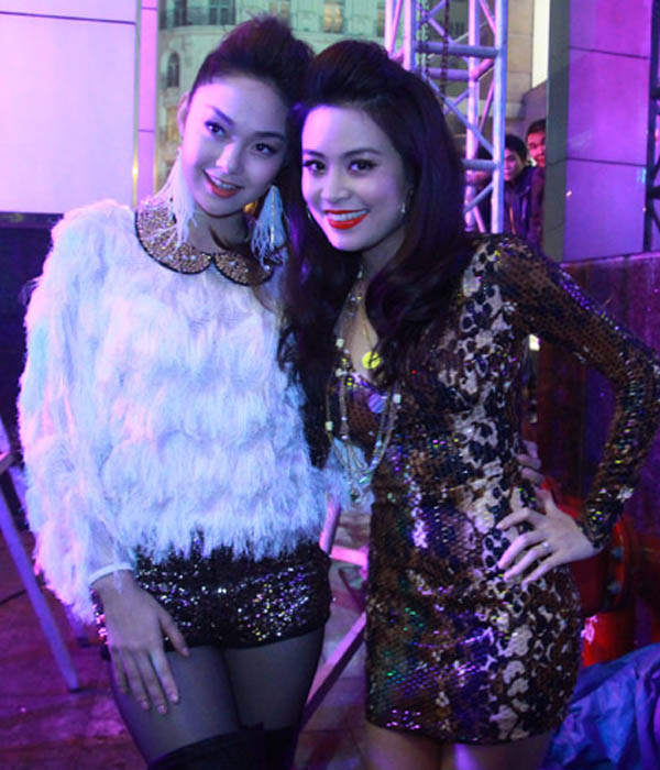 Minh Hằng và Hoàng Thùy Linh có dịp hội ngộ trong một sự kiện diễn ra tại Hà Nội. Do trời có mưa nhẹ và hơi lạnh, nên hai người đẹp phải khoác thêm áo choàng khi ở bên trong cánh gà. Minh Hằng và Hoàng Thùy Linh có dịp hội ngộ trong một sự kiện diễn ra tại Hà Nội. Do trời có mưa nhẹ và hơi lạnh, nên hai người đẹp phải khoác thêm áo choàng khi ở bên trong cánh gà.