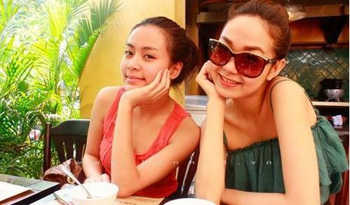 Hoàng Thùy Linh và Minh Hằng pose ảnh khi đi ăn cùng nhau vào cuối tháng 8/2009. (ảnh kenh14) Hoàng Thùy Linh và Minh Hằng pose ảnh khi đi ăn cùng nhau vào cuối tháng 8/2009. (ảnh kenh14)