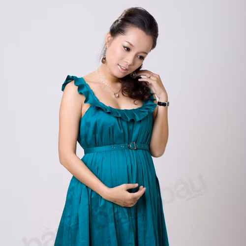 Dù mang bầu nhưng Vàng Anh Minh Hương trông vẫn không kém phần trẻ trung và xì tin.