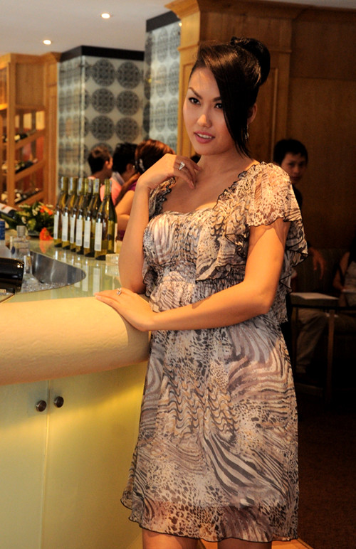 Người đẹp "Da nâu" cho biết, cô thấy mình đàn bà hơn, nữ tính hơn khi mang trong mình một sinh linh bé bỏng. Người đẹp "Da nâu" cho biết, cô thấy mình đàn bà hơn, nữ tính hơn khi mang trong mình một sinh linh bé bỏng.