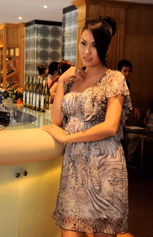 Người đẹp "Da nâu" cho biết, cô thấy mình đàn bà hơn, nữ tính hơn khi mang trong mình một sinh linh bé bỏng.