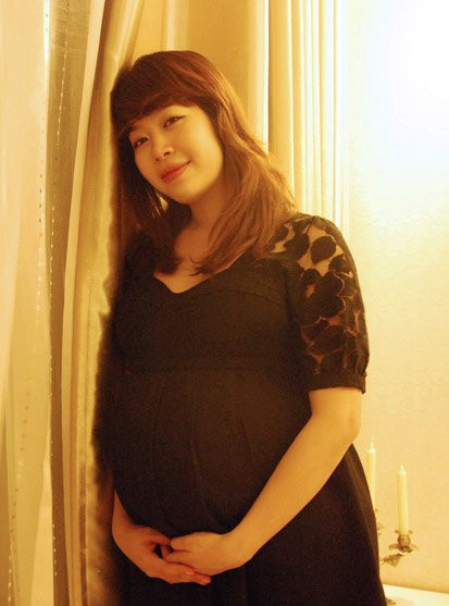 Mặc dù mang bầu đứa con gái đầu lòng, MC Diệp Chi vẫn luôn hoàn thành tốt công việc còn dang dở. Mặc dù mang bầu đứa con gái đầu lòng, MC Diệp Chi vẫn luôn hoàn thành tốt công việc còn dang dở.