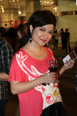 Người đẹp tăng cân thấy rõ với khuôn mặt tròn đầy và bộ váy thùng thình che khuất phần bụng. Người đẹp tăng cân thấy rõ với khuôn mặt tròn đầy và bộ váy thùng thình che khuất phần bụng.