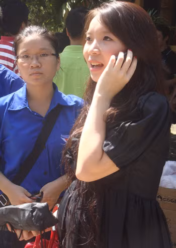 Linh Hương “lộ” bụng bầu tháng thứ 7 vẫn năng động liên lạc, thức rất khuya cẩn thận gói ghém từng phần quà.