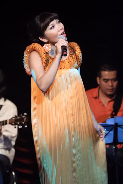 Mặc dù giọng bị khàn đặc vì cảm cúm lại đang mang bầu ở những tháng cuối nhưng Hà Trần đã hát hết mình trên sân khấu